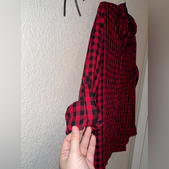 Philosophy Red and Black Plaid Button Up Adjustable Sleeves Size Small - Picture 6 of 9